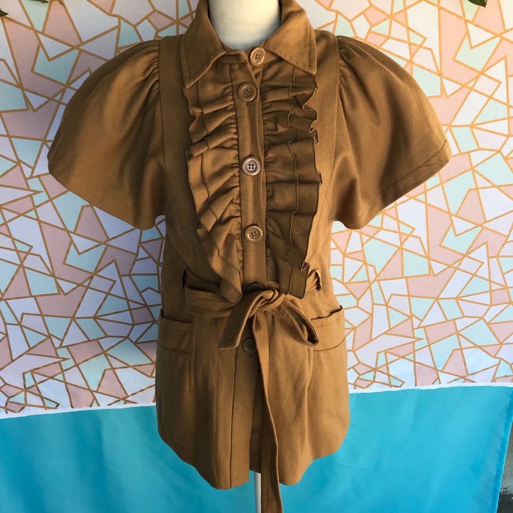 Super chic short sleeve coat.